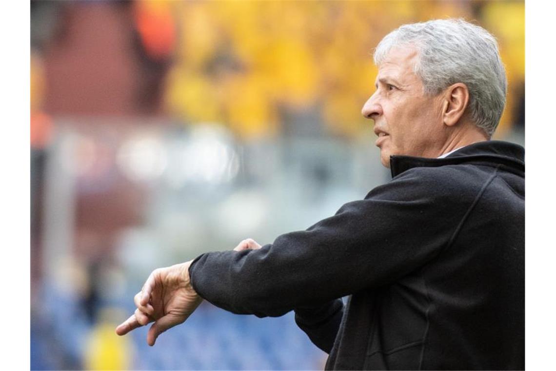 Zwischen Blamagerisiko und Charakterfrage: Favoriten gewarnt Unter Druck: BVB-Coach Lucien Favre trifft mit Dortmund auf seinen Ex-Verein Gladbach. Foto: Bernd Thissen/dpa