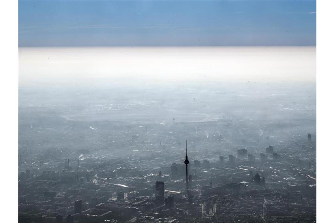 Luftqualität in Europa bessert sich Unter einer Dunstglocke liegt der Berliner Fernsehturm am Alexanderplatz. Foto: Federico Gambarini/dpa