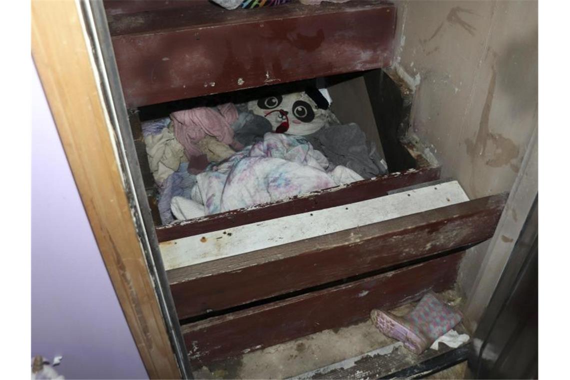Vermisstes Kind in USA in Treppenversteck entdeckt Unter einer Treppe wurde das vermisst gemeldete Mädchen versteckt. Foto: -/Saugerties NY Police Department/AP/dpa