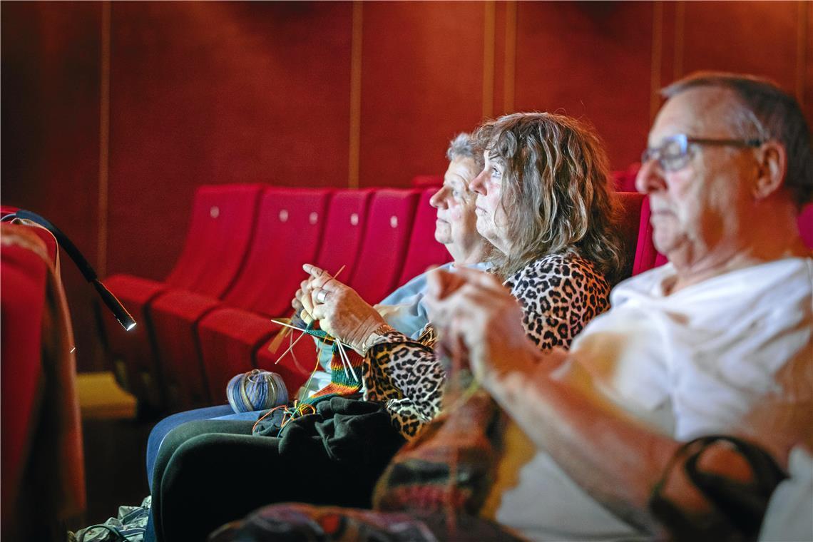 Im Kino Universum klappern die Stricknadeln Unter etwa 20 strickenden Frauen im Kinosaal ist Uli Steinat (rechts) aus Heilbronn als einziger Mann eindeutig der Hahn im Korb. Fotos: Alexander Becher
