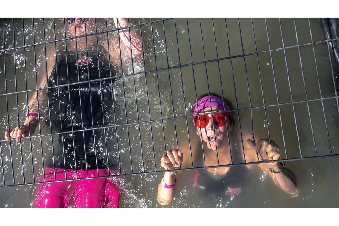 Unter Gittern - Teilnehmerinnen beim Muddy Angel Run