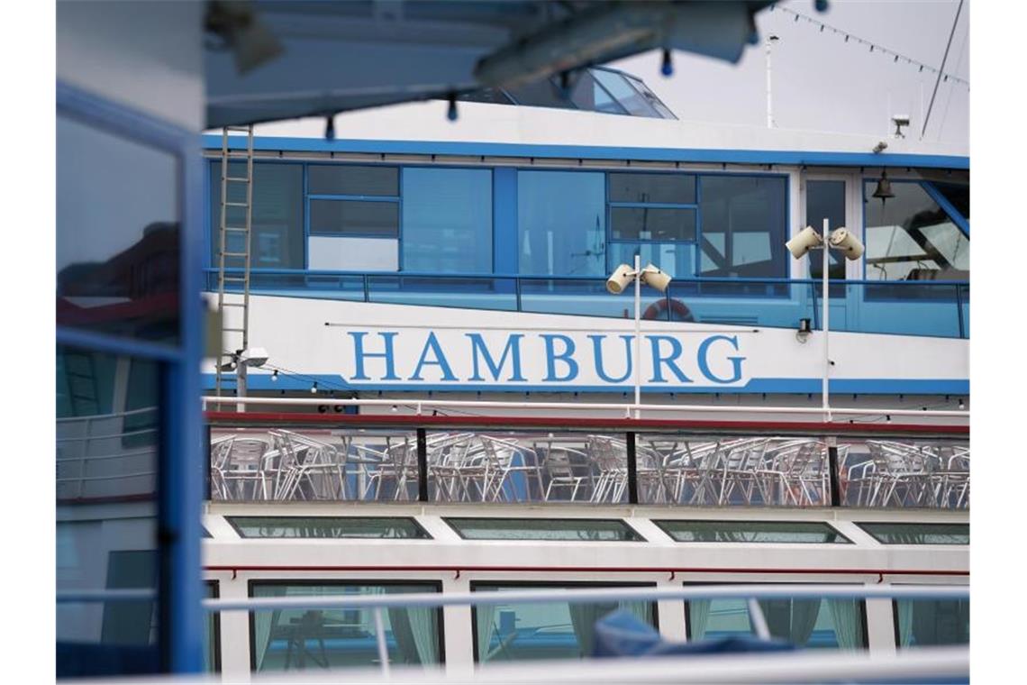Unter Hygieneauflagen werden in Hamburg Hafenrundfahrten wieder erlaubt. Foto: Marcus Brandt/dpa