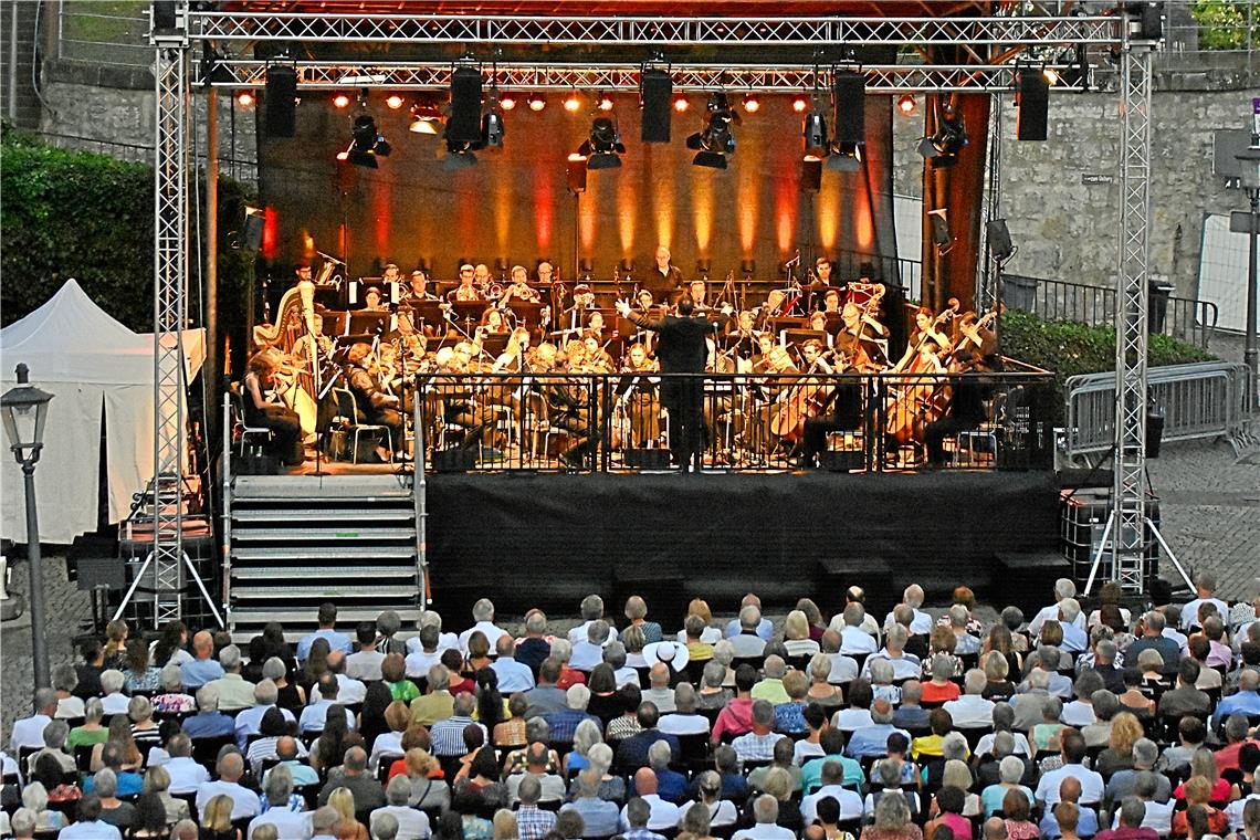 24. Backnanger classic-ope(r)n-air: Ausverkaufter Abend bei Kaiserwetter Unter Leitung von Rainer Roos begeisterte das Orchester, das sich aus Musikern des Staatsorchesters Stuttgart und der Stuttgarter Philharmoniker zusammensetzte. Fotos: Tobias Sellmaier