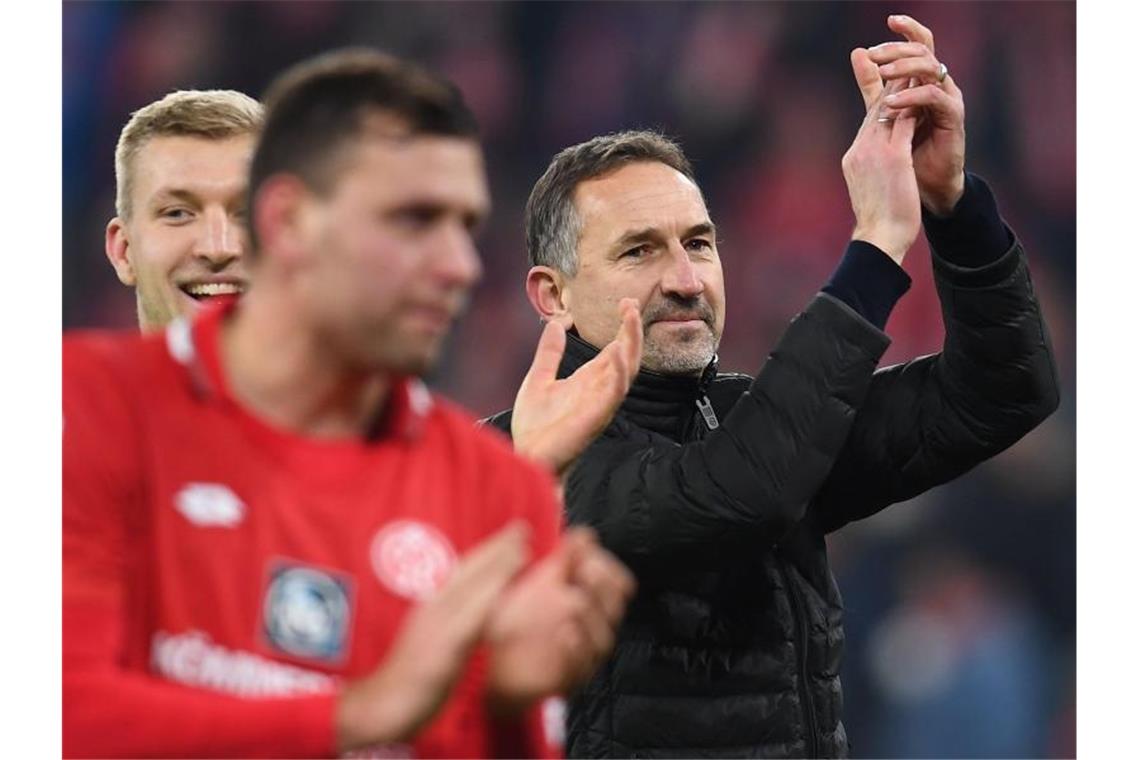 Mainzer Freude und Frankfurter Frust nach Rhein-Main-Derby Unter Trainer Achim Beierlorzer (r) feierte der FSV Mainz 05 im zweiten Spiel den zweiten Sieg. Foto: Torsten Silz/dpa