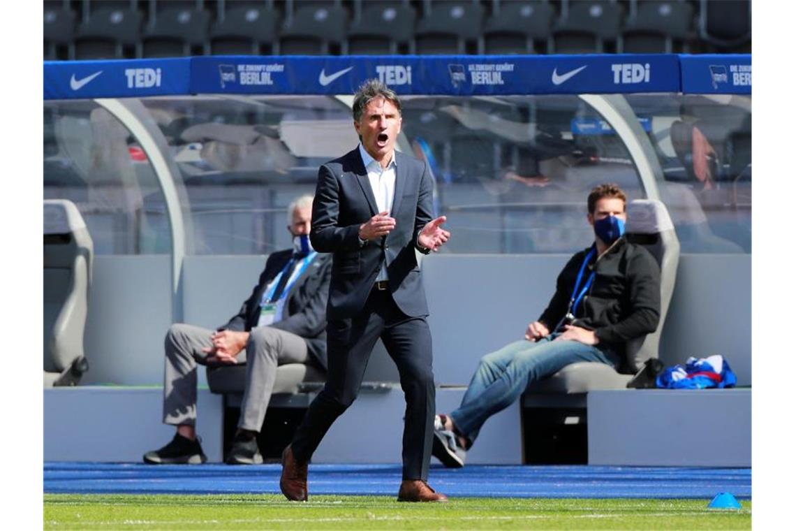 Unter Trainer Bruno Labbadia (M) läufts für die Hertha bislang richtig gut. Foto: Hannibal Hanschke/Reuters Pool/dpa