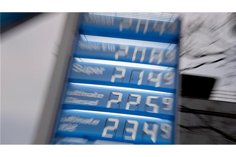 Unter zwei Euro ist der Kraftstoff an den meisten Autobahnraststätten schon lange nicht mehr zu haben.