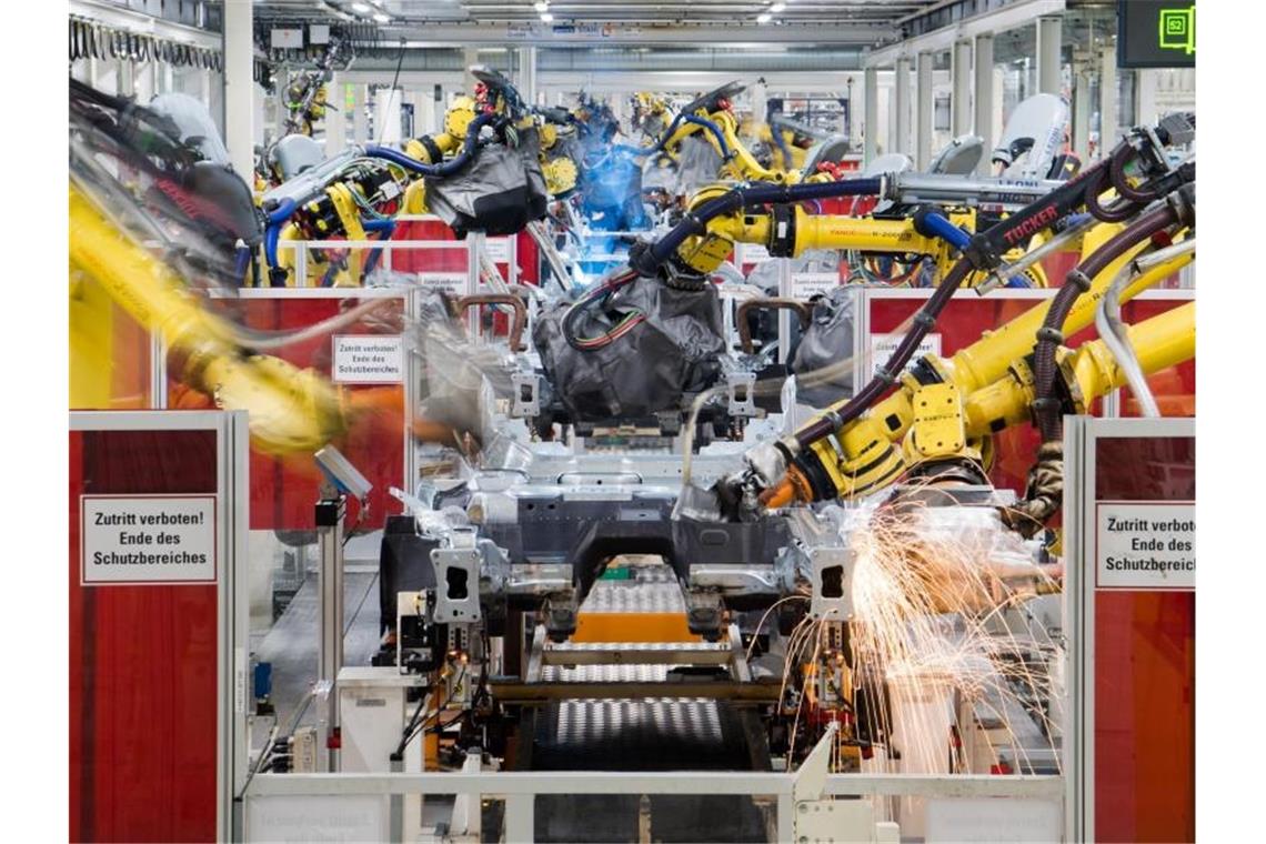 Kretschmann fordert mehr Tempo bei Umbau der Autoindustrie Unterbauten von Volkswagen werden im VW Werk von Schweißrobotern der Marke Fanuc bearbeitet. Foto: Julian Stratenschulte/Archivbild