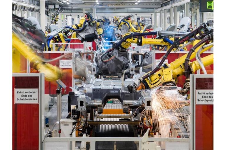 Unterbauten von Volkswagen werden im VW Werk von Schweißrobotern der Marke Fanuc bearbeitet. Foto: Julian Stratenschulte/Archivbild