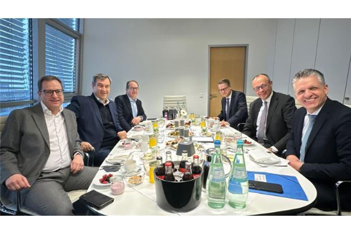 Unterdessen mussten sich auch die Wahlgewinner der Union Spott in sozialen Medien für ein Foto gefallen lassen, das die Führungsetage abbildete und von CSU-Chef Markus Söder geteilt wurde. Das alte Vorurteil, in der Union hätten es Frauen schwer, in Führungspositionen zu gelangen, sahen Kritiker durch das Foto bestätigt. So schrieb etwa die Grünen-Politikerin Ricarda Lang mit ironischem Unterton dazu: „Die Quote schadet ja in aller erster Linie den Frauen selbst.“