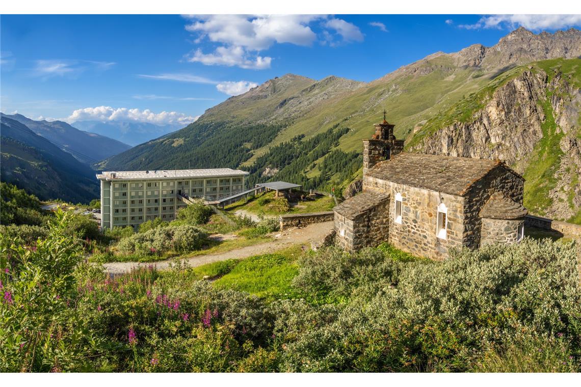 Unterhalb der Staumauer liegt ein Hotel und eine klein Kapelle, die vorsorglich geschlossen wurden.