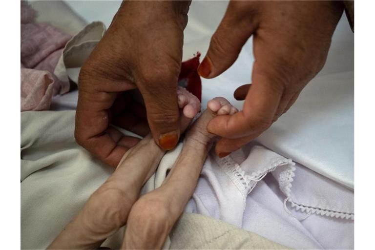 Unternährtes Kind: Die Zahl der an Hunger leidenden Minderjährigen in Afghanistan ist massiv gestiegen. Foto: Bram Janssen/AP/dpa