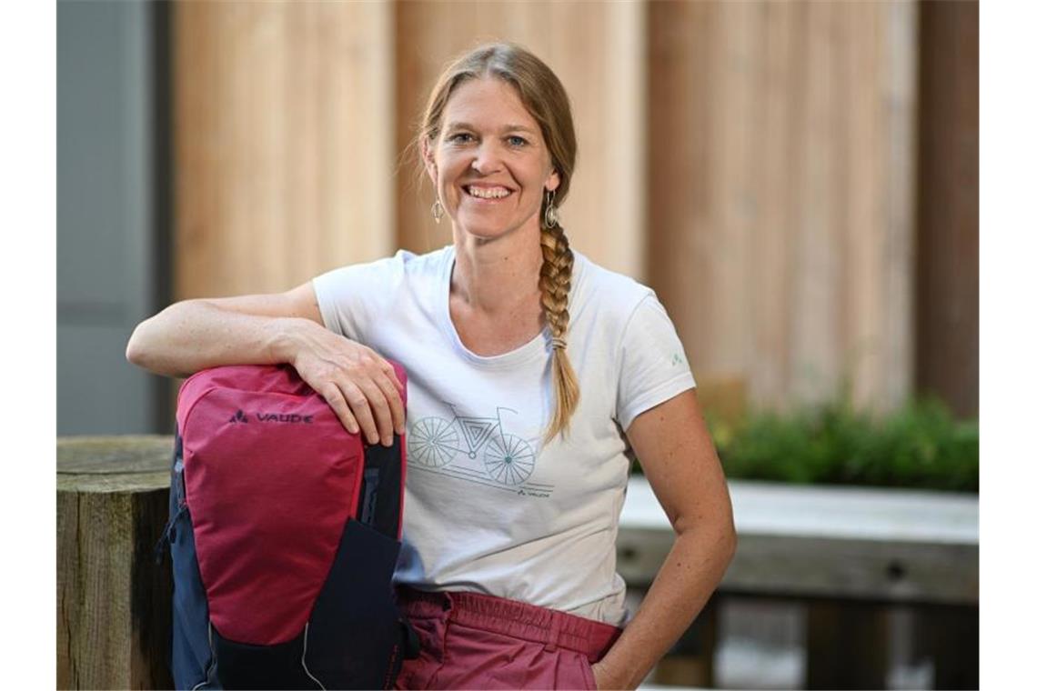 Unternehmerin Antje von Dewitz sitzt neben einem Vaude-Rucksack. Foto: Felix Kästle/dpa
