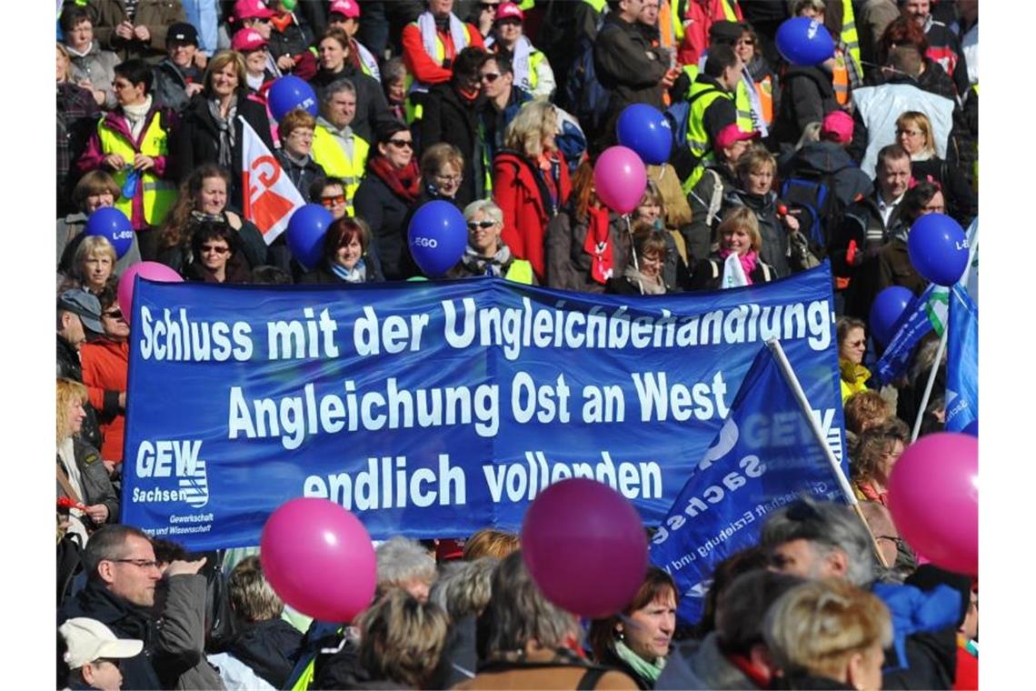 Unterschiede bei Lohn und Arbeitszeit zwischen Ost- und Westdeutschland halten sich offenbar hartnäckig. Foto: Matthias Hiekel