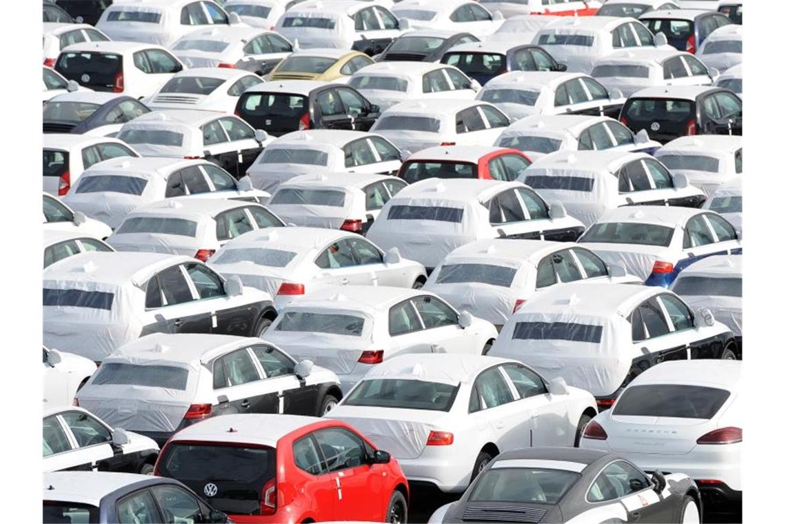 DIHK: Lage der Autoindustrie belastet gesamte Wirtschaft Unterschiedliche neue Auto-Modelle auf dem Autoterminal im Hafen, direkt am VW-Werk in Emden. Foto: Ingo Wagner/dpa
