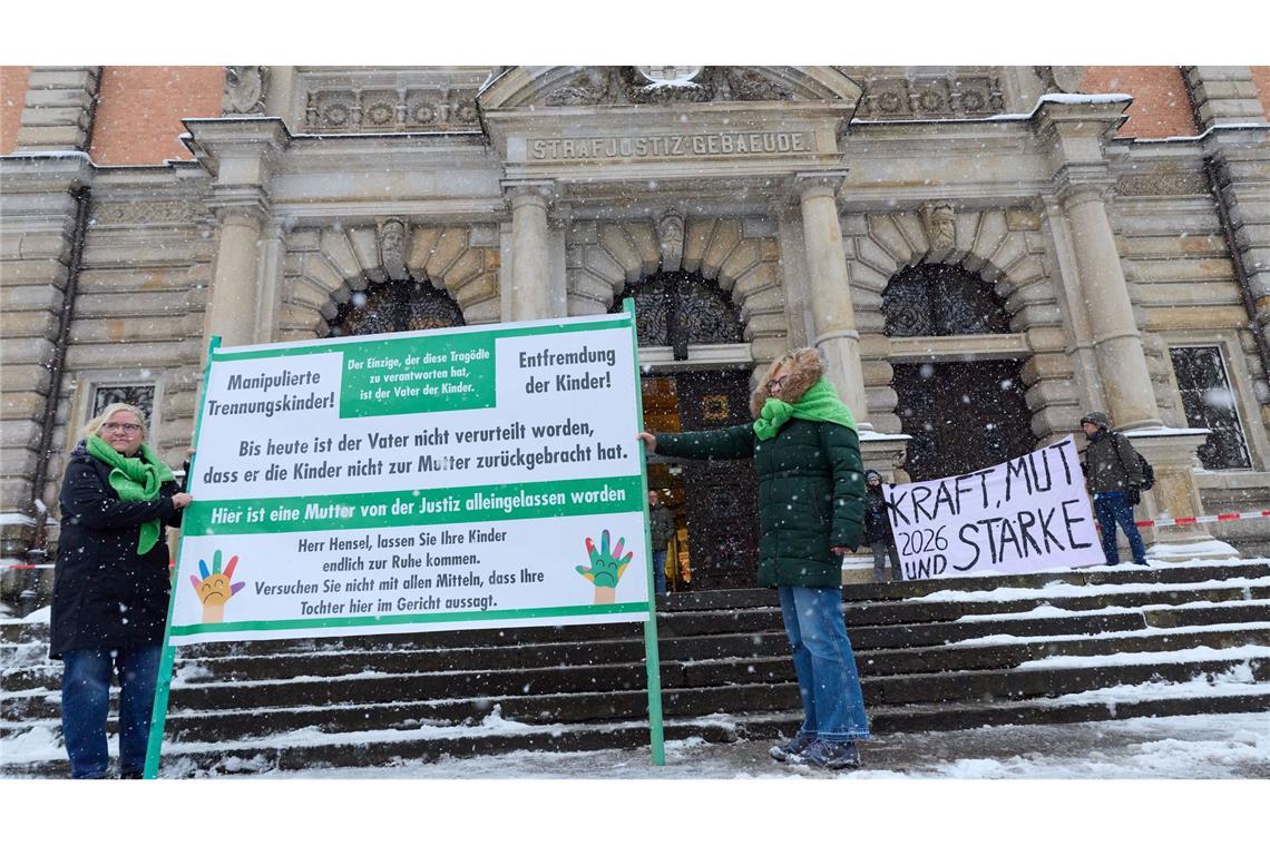 Unterstützer der Angeklagten vor dem Landgericht