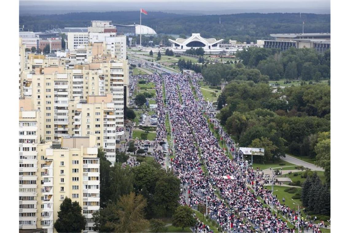 Unterstützer der belarussischen Opposition laufen in Richtung Palast der Unabhängigkeit. Foto: -/AP Photo/TUT.by/dpa