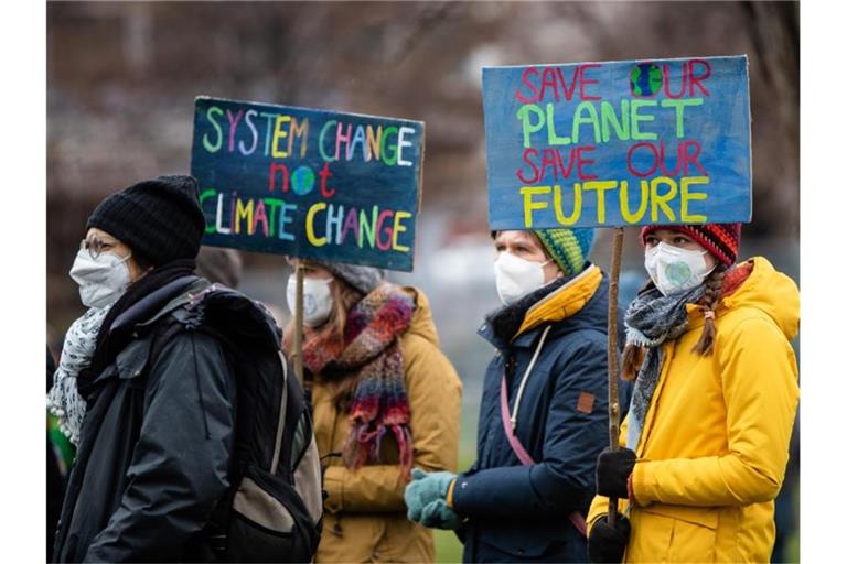 Unterstützer der Bewegung "Fridays for Future" haben mit verschiedenen Aktionen für eine bessere Klimaschutzpolitik demonstriert. Foto: Christoph Schmidt/dpa
