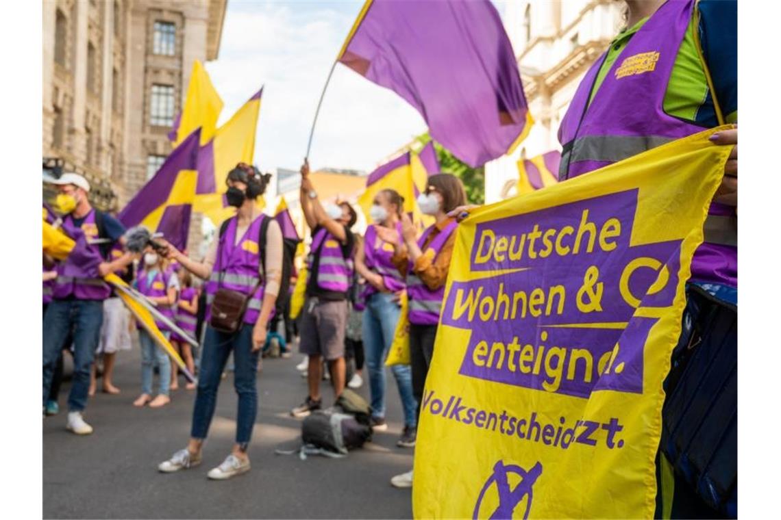 Unterstützer der Initiative "Deutsche Wohnen & Co. enteignen"bei der Übergabe der gesammelten Unterschriften für einen Volksentscheid zur Enteignung von großen Immobilienunternehmen. Foto: Christophe Gateau/dpa