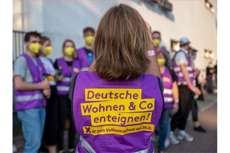 Unterstützer der Initiative "Deutsche Wohnen und Co. enteignen" sammeln sich vor Beginn der Wahlparty der Initiative vor den Union-Filmstudios. Foto: Monika Skolimowska/dpa-Zentralbild/dpa