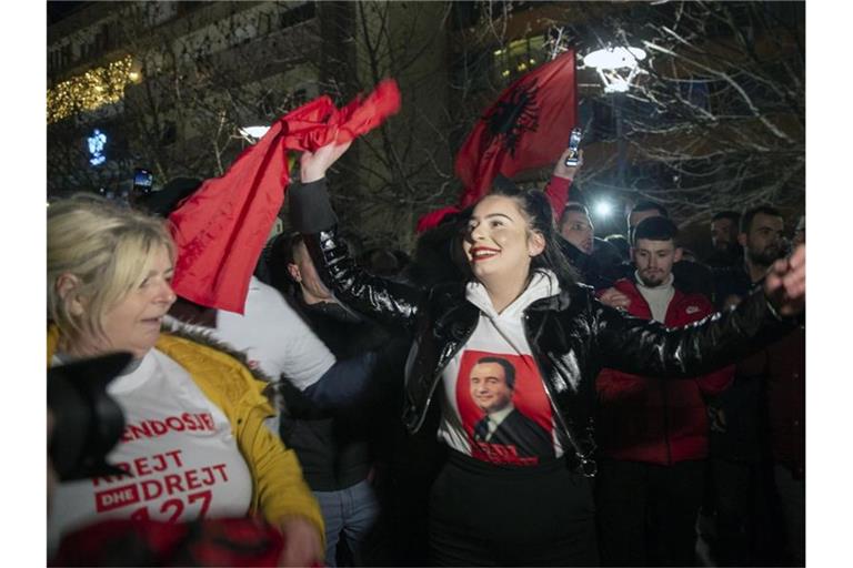 Unterstützer der linken Reformbewegung Vetevendosje freuen sich in Pristina über deren Sieg bei der Parlamentswahl. Foto: Visar Kryeziu/AP/dpa