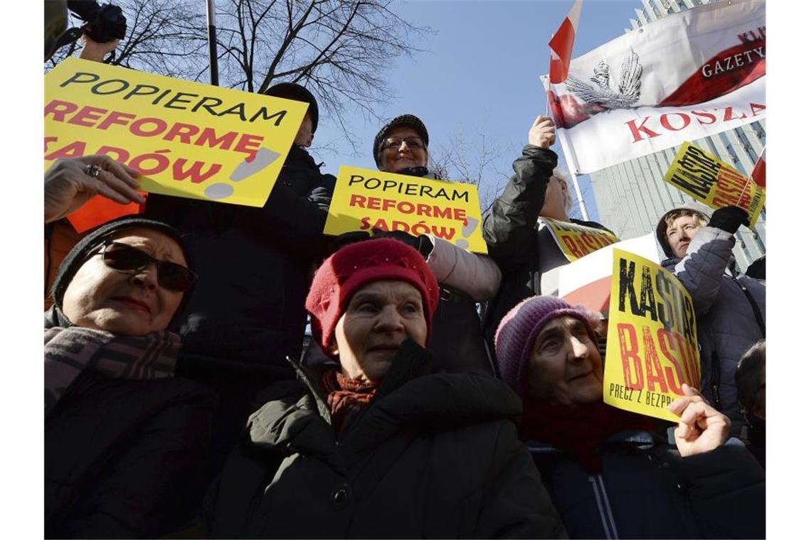 US-Diplomatin: Polens Justizreform wird instrumentalisiert Unterstützer der rechten Regierung Polens halten auf einer Demonstration für eine Justizreform Plakate in die Höhe (Archiv). Foto: Czarek Sokolowski/AP/dpa