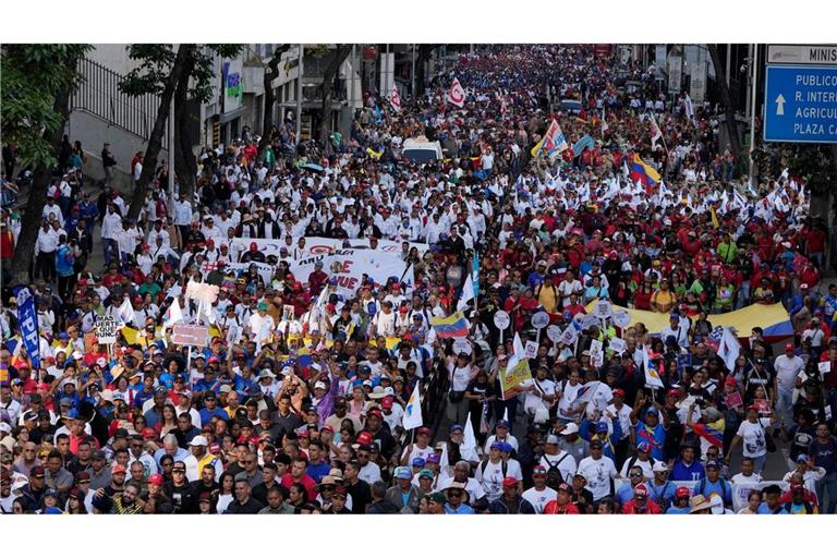 Unterstützer der Regierung fordern die Freilassung des ehemaligen Präsidenten Maduro und seiner Frau Flores.