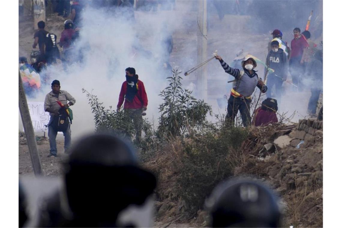 Fünf Tote bei neuer Gewalt in Bolivien Unterstützer des bisherigen Präsidenten Morales bei einer gewaltsamen Konfrontation mit den Sicherheitskräften. Foto: Dico Solis/AP/dpa