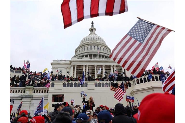 Unterstützer des damaligen US-Präsidenten Trump vor dem US-Kapitol am 6. Januar 2021. (Archivbild). Foto: Shafkat Anowar/AP/dpa