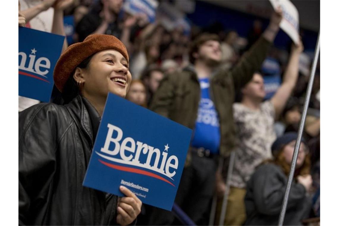 Unterstützer des demokratischen Bewerbers Bernie Sanders dürfen sich freuen. Foto: Andrew Harnik/AP/dpa