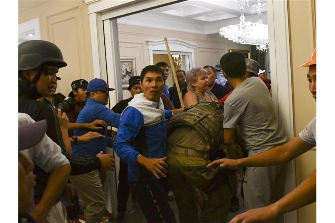 Unterstützer des ehemaligen Präsidenten von Kirgistan stoßen in dessen Haus mit Sicherheitskräften zusammen. Foto: Vladimir Voronin/AP