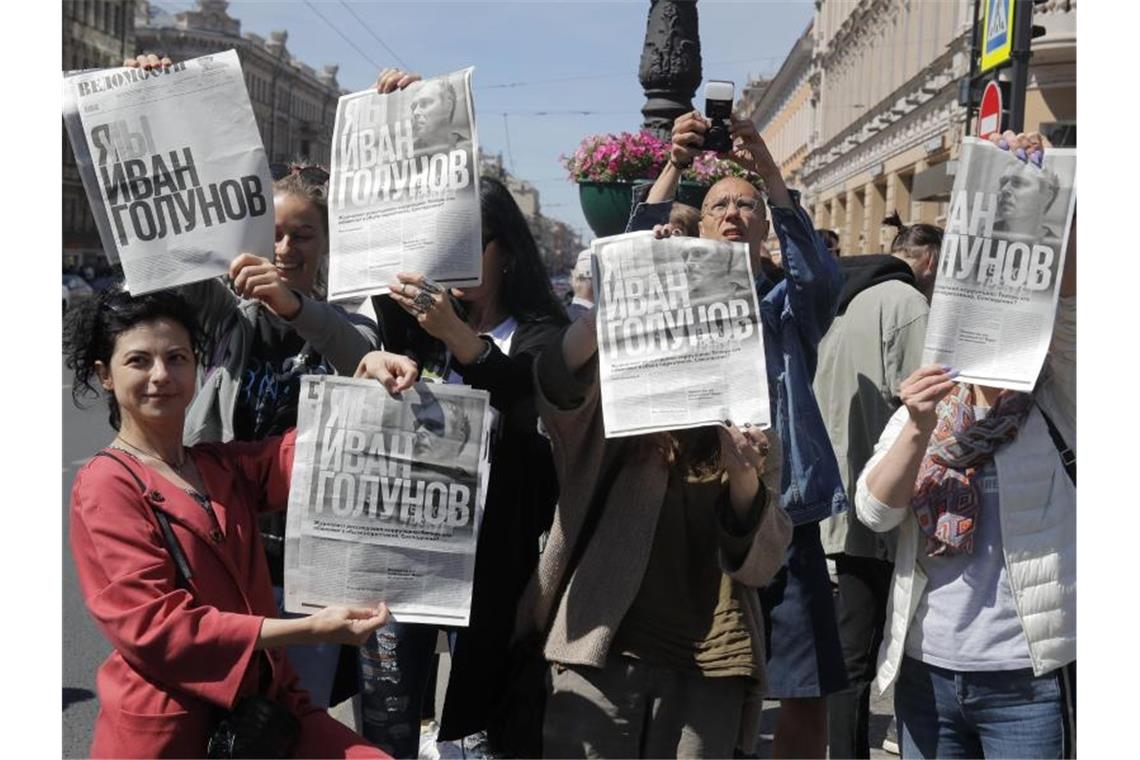 Unterstützer des Enthüllungsjournalisten Iwan Golunow zeigen in Moskau Zeitungsartikel mit dem Titel „Ich bin/Wir sind Iwan Golunow“. Foto: Dmitri Lovetsky/AP