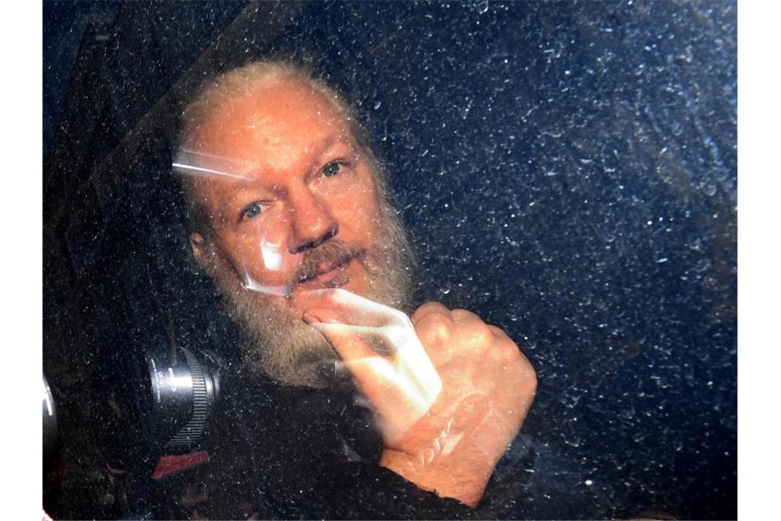 Unterstützer des Gründers von WikiLeaks, Julian Assange, erwarten eine baldige Entscheidung über dessen Berufung gegen die Aufhebung des Auslieferungsverbots. Foto: Victoria Jones/PA Wire/dpa