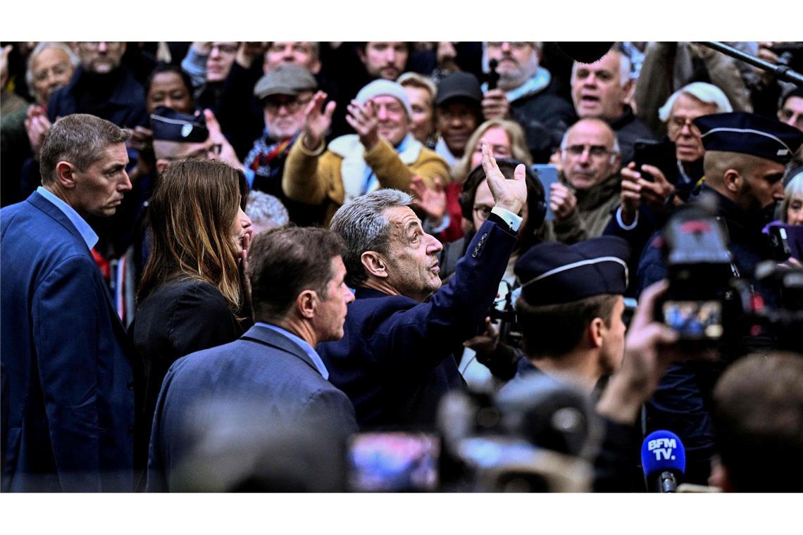 Sarkozy tritt Haft in Paris an Unterstützer, Freunde und Nachbarn warteten auf Sarkozy, als dieser zum Gefängnis aufbrach.