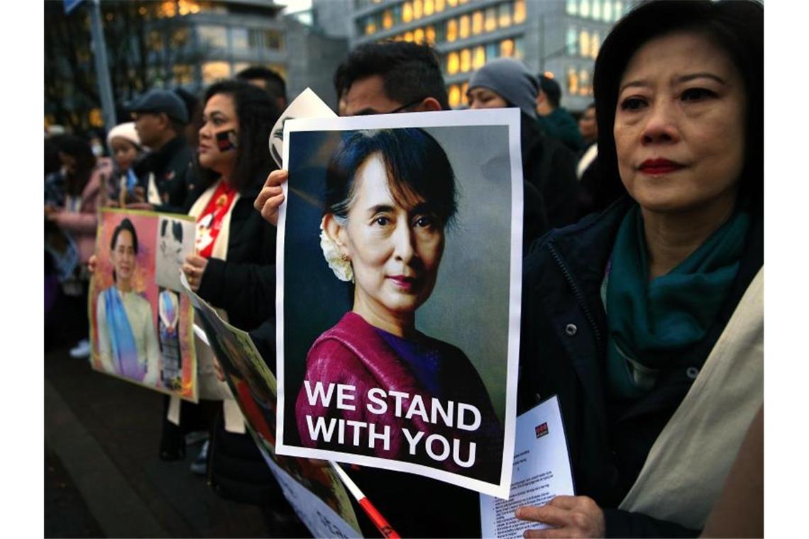 Unterstützer von Aung San Suu Kyi, de facto Regierungschefin von Myanmar, vor dem Internationalen Gerichtshof in Den Haag. Foto: Peter Dejong/AP/dpa