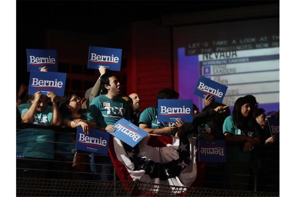 Unterstützer von Bernie Sanders jubeln während der Auszählung der Ergebnisse in Nevada. Foto: Eric Gay/AP/dpa