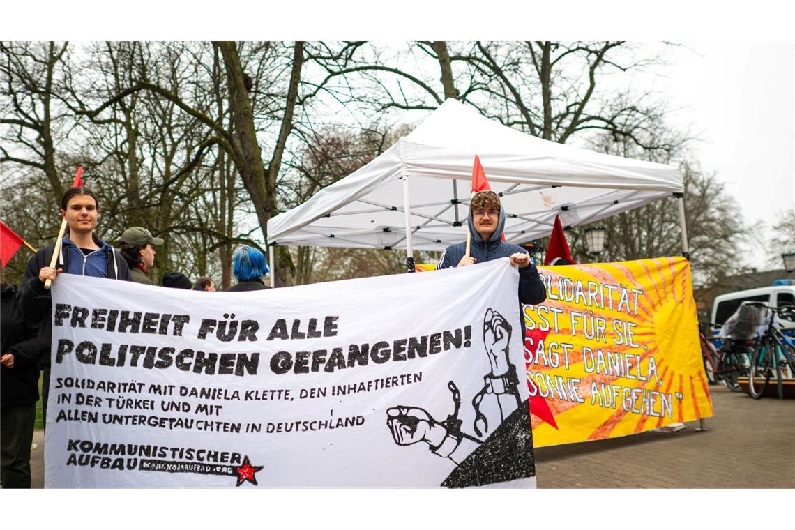 Unterstützer von Daniela Klette stehen vor dem Gerichtsgebäude.