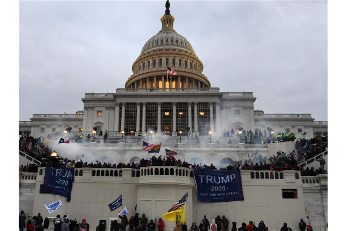 Unterstützer von Donald Trump stürmen am 6. Januar das Kapitolgebäude, wo die Abgeordneten den Wahlsieg von Joe Biden bestätigen sollten. Foto: Carol Guzy/ZUMA Wire/dpa