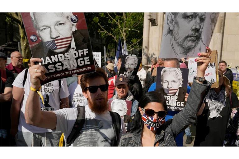 Unterstützer von Julian Assange demonstrieren vor dem Londoner High Court.