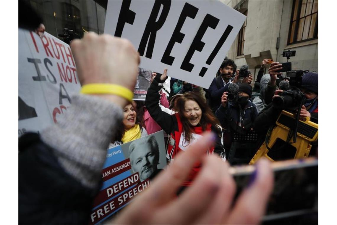Unterstützer von Julian Assange feiern vor dem Strafgerichtshof Old Bailey das Urteil. Foto: Frank Augstein/AP/dpa