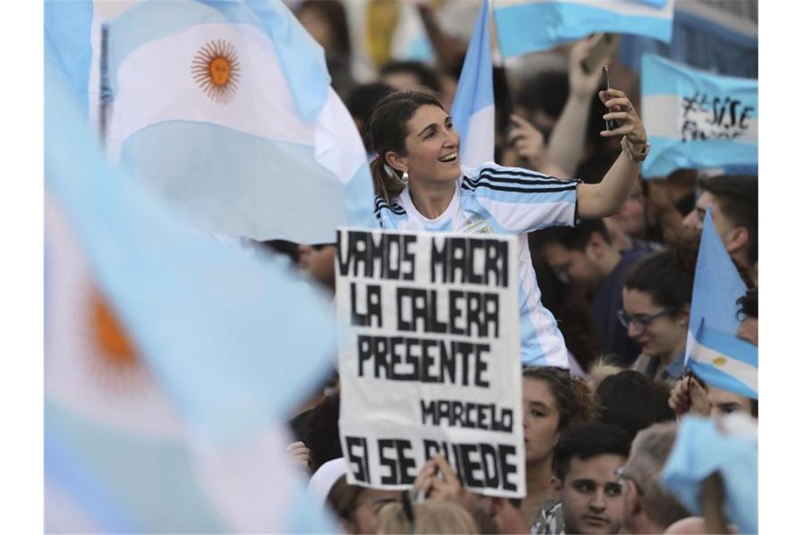 Hohe Beteiligung bei Präsidentenwahl in Argentinien Unterstützer von Präsident Macri am Donnerstag bei einer Wahlkampfveranstaltung im argentinischen Cordoba. Foto: Nicolas Aguilera/AP/dpa