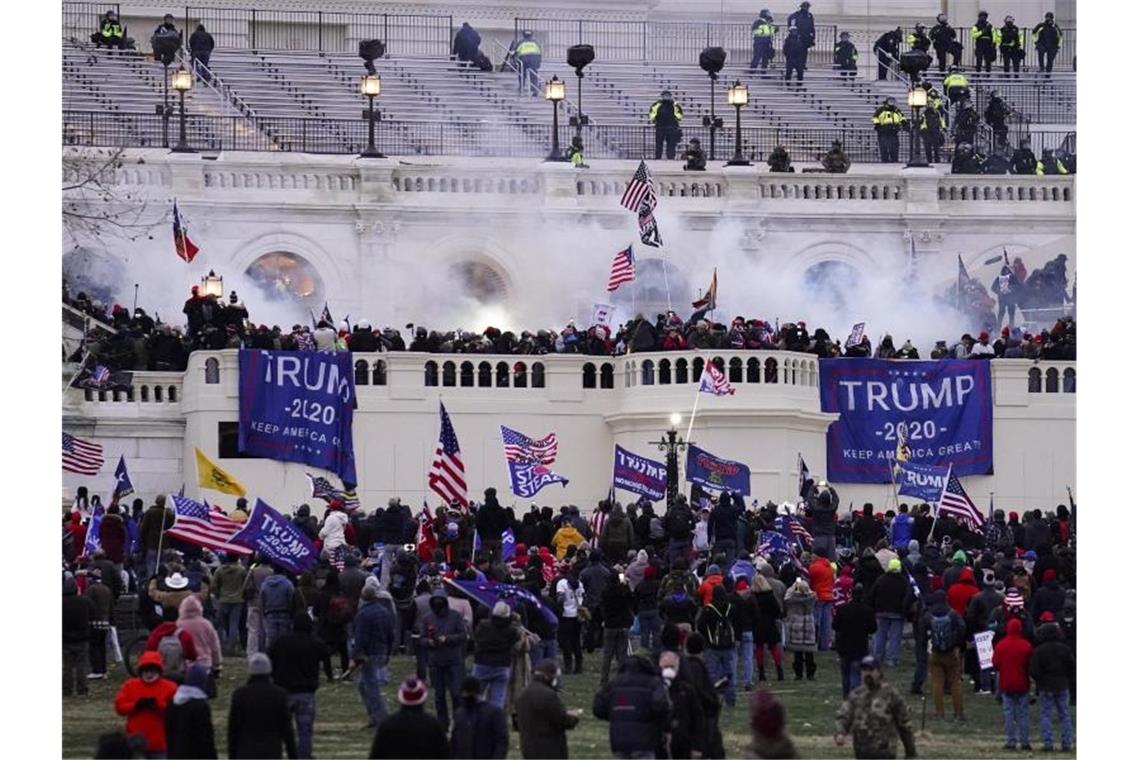 Unterstützer von US-Präsident Trump stürmen das Kapitol in Washington. Foto: John Minchillo/AP/dpa