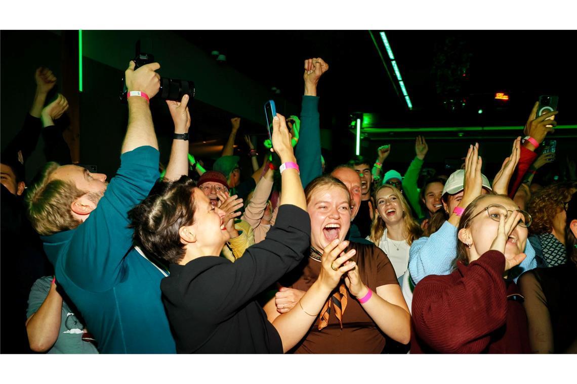 Bilder des Tages Unterstützerinnen und Unterstützer jubeln in dem Lokal in dem die Wahlparty der Initiative "Hamburger Zukunftsentscheid" stattfindet.