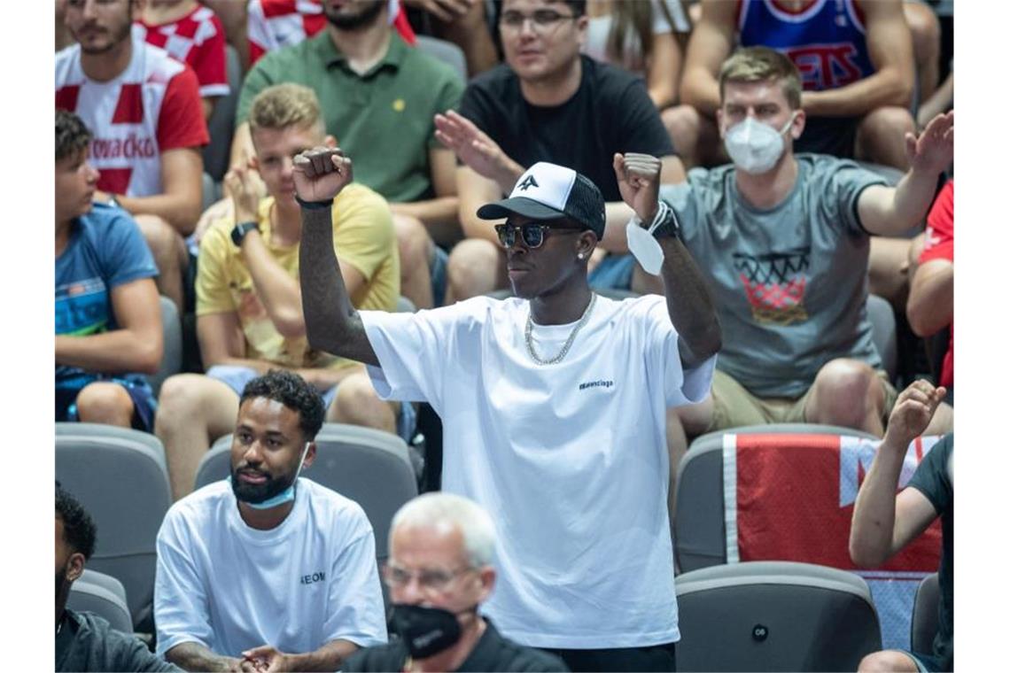 Olympia-Traum der Basketballer lebt - Jetzt gegen Brasilien Unterstützung von der Tribüne: NBA-Start Dennis Schröder. Foto: Tilo Wiedensohler/dpa