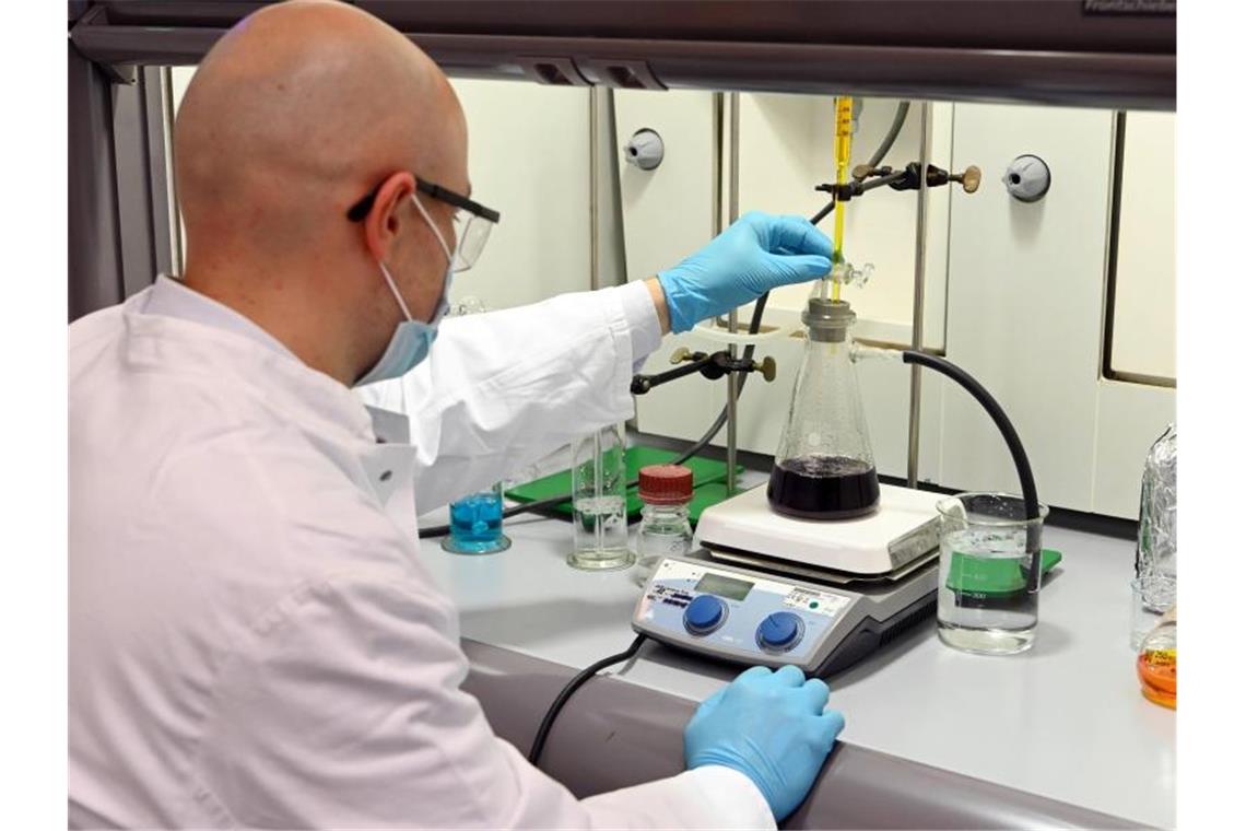 Wissenschaftler gewinnen Lithium aus Geothermalwasser Untersuchung des Sorptionsmittels zur Lithiumgewinnung aus Geothermalwasser am KIT. Foto: Uli Deck/dpa/Archivbild