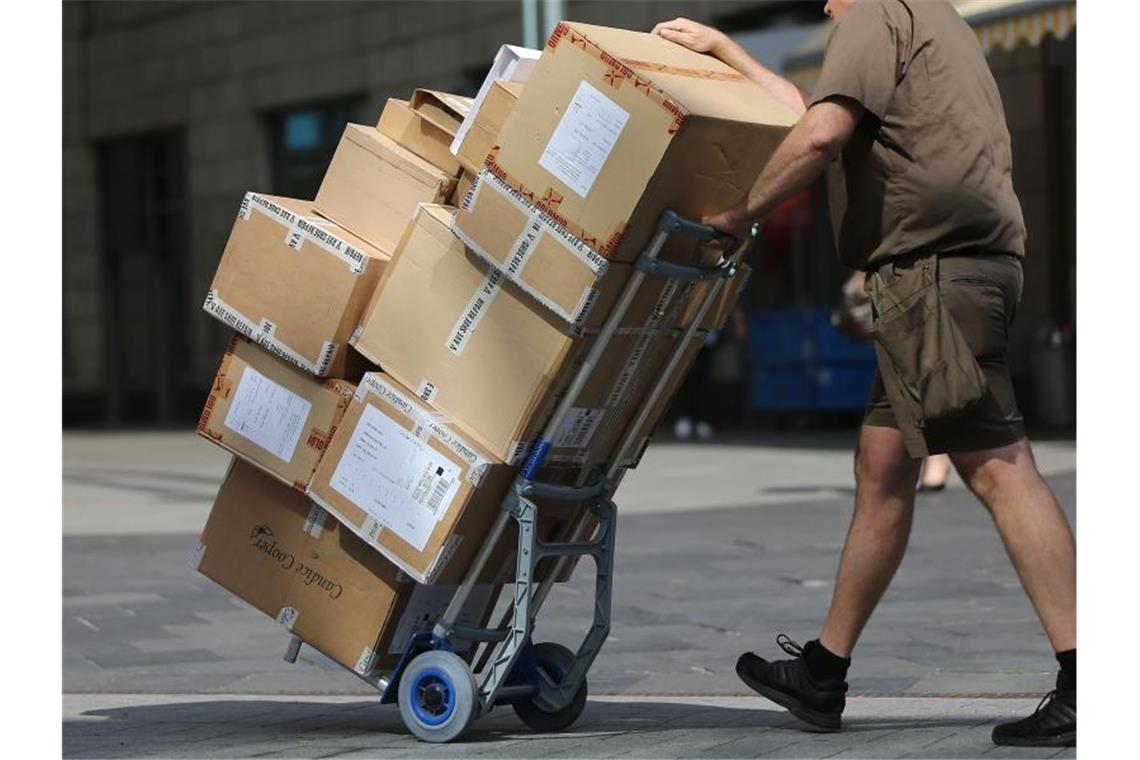 Untersuchungen zufolge schicken die Bundesbürger bei Bestellungen im Internet jedes sechste Paket wieder zurück. 2018 sind das demnach 280 Millionen Pakete und 487 Millionen Artikel gewesen. Foto: Oliver Berg