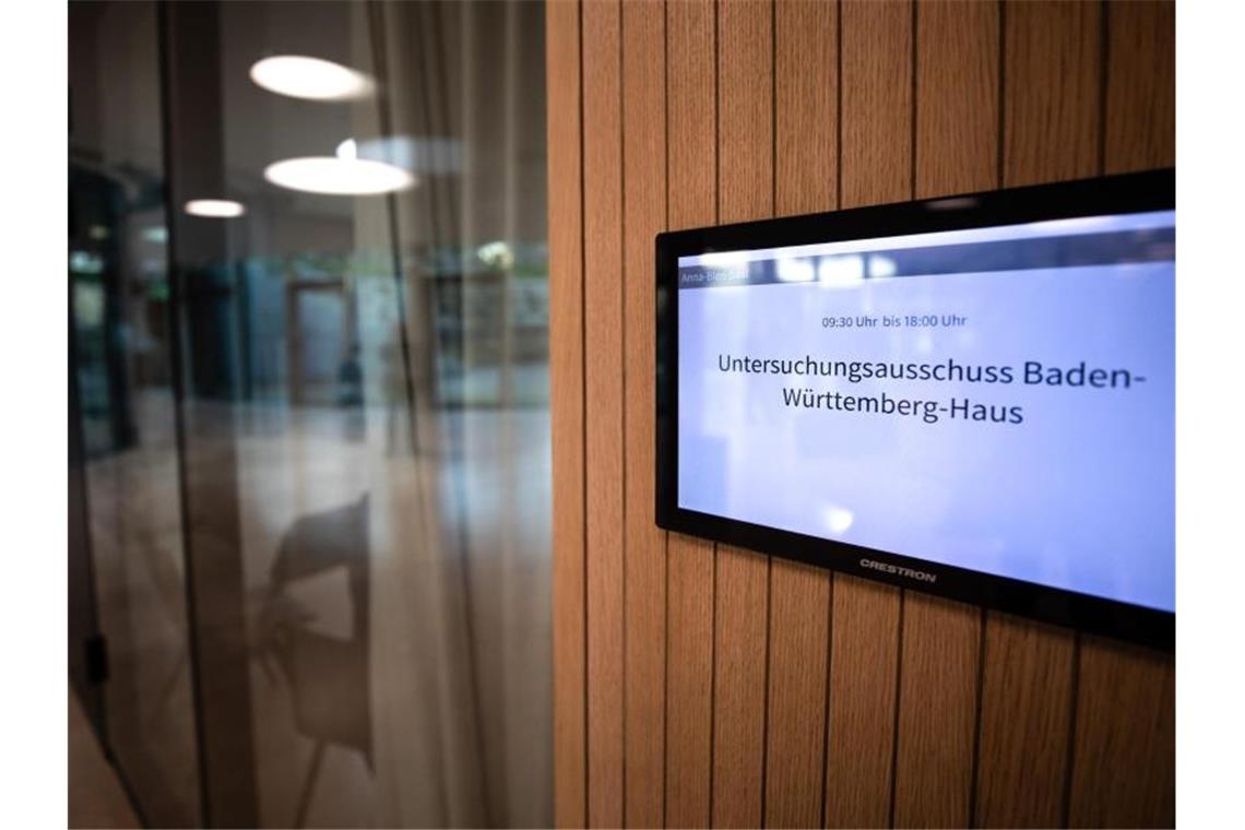 "„Untersuchungsausschuss Baden-Württemberg-Haus"“ steht auf der Leuchttafel am Eingang zum Anna-Blos-Saal geschrieben. Foto: Christoph Schmidt/dpa/Archivbild