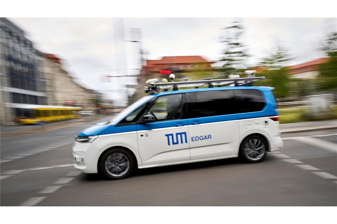 Unterwegs auf Prüfungsfahrt: Ein autonomes Fahrzeug - hier ein Forschungswagen der Technischen Universität München - bewegt sich im Berliner Straßenverkehr.