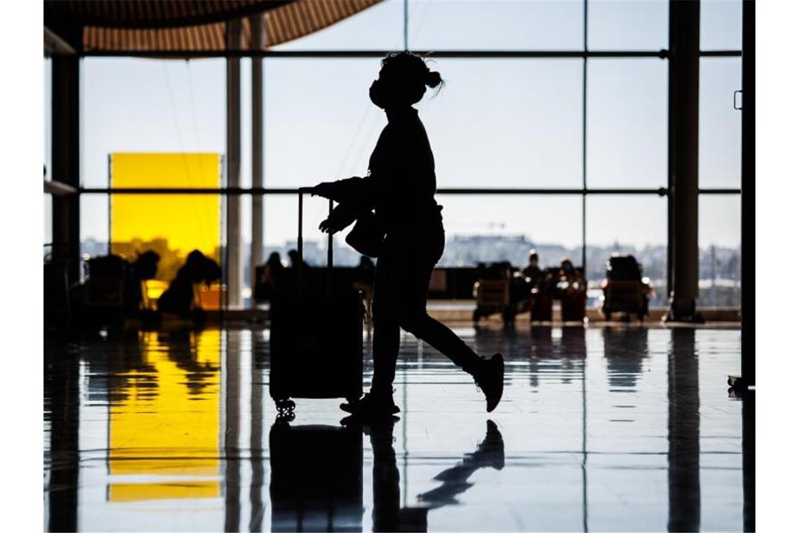 Unterwegs mit dem Koffer durch das Terminal 4 des Flughafens Adolfo Suárez Madrid-Barajas. Foto: Alejandro Martínez Vélez/EUROPA PRESS/dpa