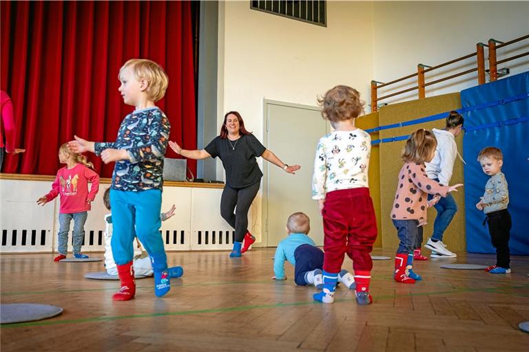 Unterwegs mit den roten und blauen Stoppersocken: Die „Nappy Dancers“ tanzen nach, was Kursleiterin Svenja Wollny (Mitte) vormacht.  Fotos: Alexander Becher