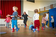 Unterwegs mit den roten und blauen Stoppersocken: Die „Nappy Dancers“ tanzen nach, was Kursleiterin Svenja Wollny (Mitte) vormacht.  Fotos: Alexander Becher